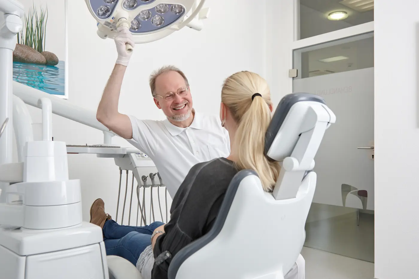 Vorbereitung der Behandlung am modernen Behandlungsstuhl