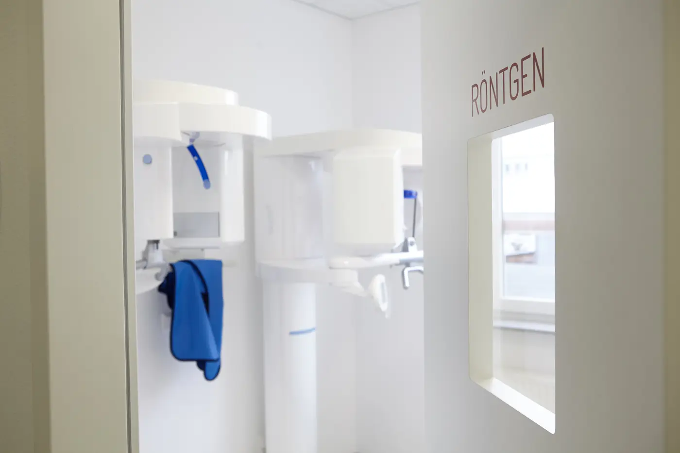 Moderner Röntgenraum mit digitalem 3D-Röntgen (DVT)