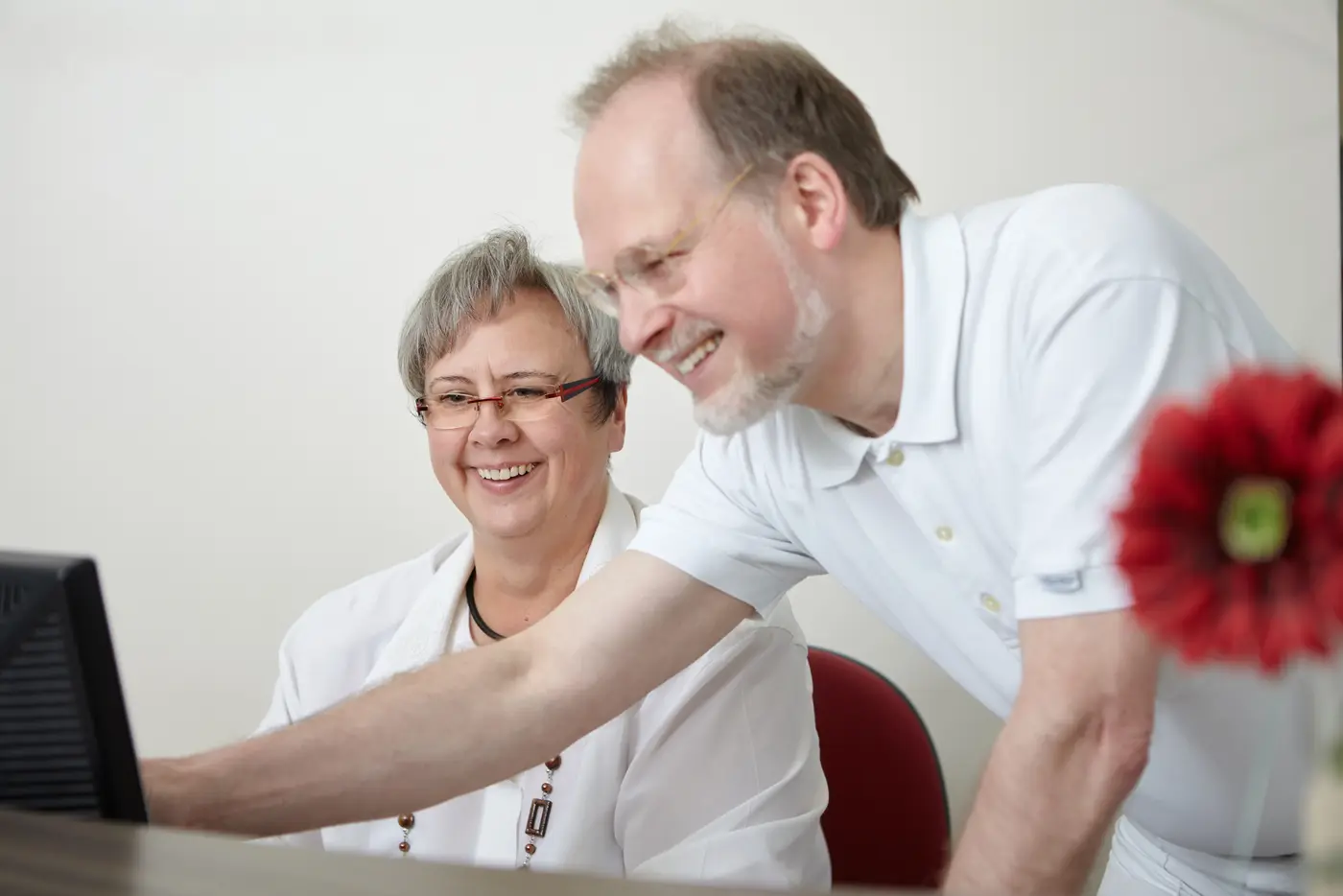 Praxisteam bei der gemeinsamen Arbeit am Bildschirm